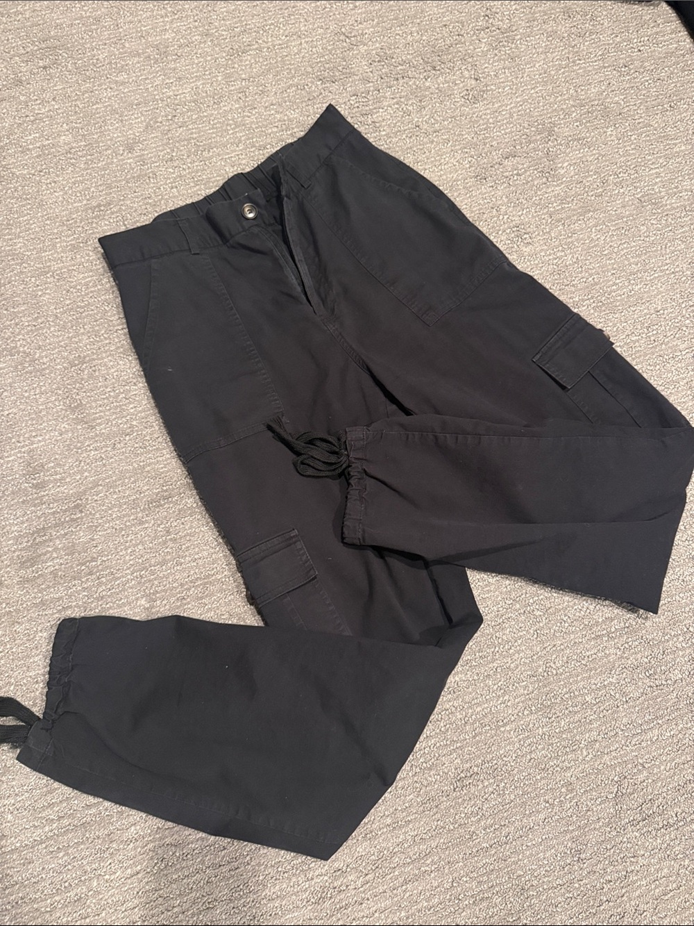Black High-Waist Cargo Pants small